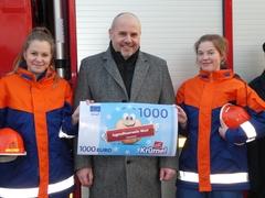 Steinecke-Verkaufsleiter Jens Stapel mit Melina Kämpfe (links) und Denise Stahn von der Jugendfeuerwehr Wust.