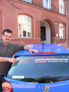 Fuhrparkleiter Sven Barwisch mit einem "EM-Fahrzeug" der Stadtverwaltung