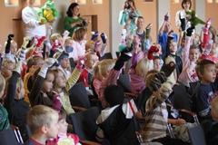 Stolz werden die gebastelten Sachen vorgezeigt.