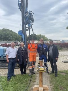 Oberbürgermeister Steffen Scheller  und die Erste Beigeordnete vom Landkreis Havelland, Elke Nermerich, im Außenbereich des ÜAZ beim Brunnen- und Spezialtiefbau 