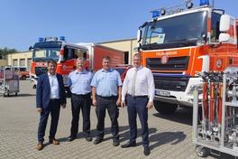 Oberbürgermeister Steffen Scheller und Beigeordneter Thomas Barz mit Feuerwehrleuten.