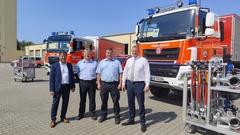 Oberbürgermeister Steffen Scheller und Beigeordneter Thomas Barz mit Feuerwehrleuten.