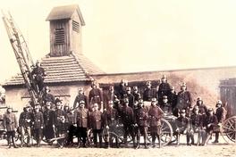 Ein Teamfoto von 1935 vor dem Gerätehaus, das heute noch steht