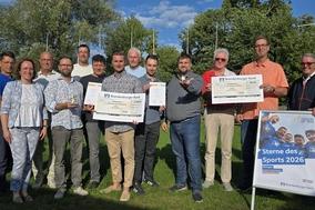 Die glücklichen Gewinner und mit den Preisüberbringern Jens-Uwe Oppenborn und Peggy Pannach.