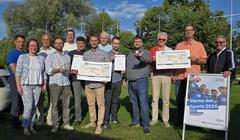 Die glücklichen Gewinner und mit den Preisüberbringern Jens-Uwe Oppenborn und Peggy Pannach.
