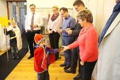 ein Kind überreicht der Oberbürgermeisterin einen Zettel