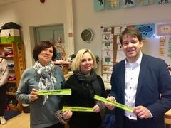 (v.l.n.r.) Viola Cohnen, Leiterin der städtischen Schulverwaltung, Sabine Specker, Direktorin der Georg-Klingenberg-Grundschule, Bürgermeister Steffen Scheller