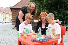 Kinder spielen mit Erwachsenen