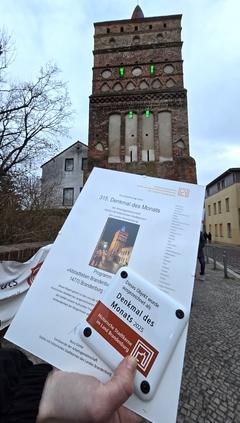 Schild und Schreiben zum 315. Denkmal des Monats der AG Städte mit historischen Stadtkernen des Landes Brandenburg.