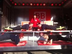 OBM Dr. Tiemann beim "Planking"