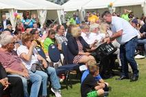 An die Festgäste wurden Wasserflaschen verteilt.