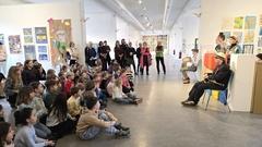 Zum Eröffnungsprogramm führten die Kursgruppe Darstellendes Spiel der Galerie "Sonnensegel" und die Musikschule "Vicco von Bülow" "Drei Federn" auf.