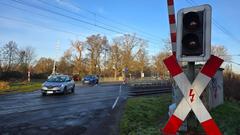 Die ersten Autos rollen über den geöffneten Bahnübergang.