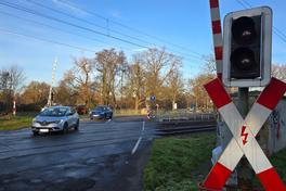 Die ersten Autos rollen über den geöffneten Bahnübergang.