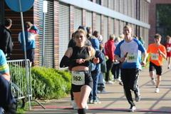 Kurz vor dem Ziel laufen die Läufer am Stadtwerke-Gebäude vorbei.