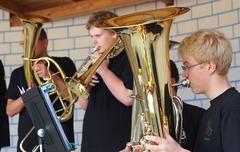 Jugendliche musizieren