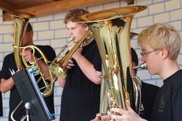 Jugendliche musizieren