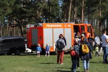 Die Kinder besichtigten das Feuerwehrfahrzeug