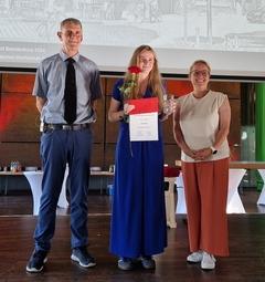 Jolina Meyer (mitte) ist die Jahrgangsbeste in Geografie.
