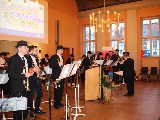 Sorgten für eine stimmungsvolle musikalische Umrahmung: Die Bigband der Musikschule "Vicco von Bülow".