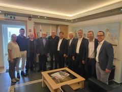 Gruppenfoto der Delegation der Stadt Brandenburg mit den Gastgebern im Büro des Bürgermeisters von Ra'anana.