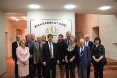 Bürgermeister Steffen Scheller, SVV-Vorsitzender Walter Paaschen, das Präsidium sowie Vertreter der Fraktionen empfangen die Gäste aus Kaiserslautern und Magnitogorsk