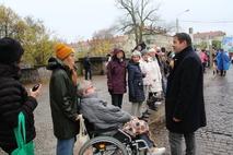 OB Scheller im Gespräch mit Zuschauern.