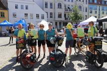 Radler der MUT TOUR auf dem Altstädtischen Markt.