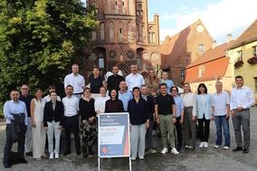 Die Tagungsmitglieder vor dem Altstädtischen Rathaus.