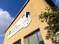 Giebelwand des Musikschulgebäudes mit dem Schild der Musikschule Vicco von Bülow.