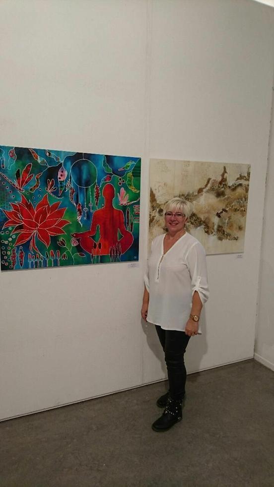 Lykke Gadegaard vor ihren Gemälden