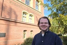 Direktor Tobias Öchsle steht vor der Wredow-Kunstschule.