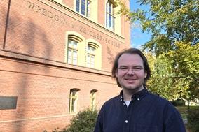 Direktor Tobias Öchsle steht vor der Wredow-Kunstschule.