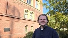 Direktor Tobias Öchsle steht vor der Wredow-Kunstschule.