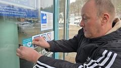 Marienbad-Betriebsleiter Jens Grosser platzierte das "Assistenzhund Willkommen"-Schild im Eingangsbereich.