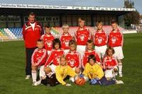E-Junioren und Trainer auf dem Spielfeld