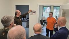Stadtförster Thomas Meier zeigte Aufnahmen vom Ursprungszustand, hier von der ehemaligen Garage, die nun drei Büros beherbergt.