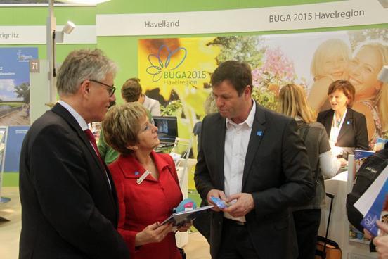 Gemeinsam mit Dieter Hütte informiert Oberbürgermeisterin Dr. Dietlind Tiemann den Finanzminister Christian Görke über den Stand der BUGA-Vorbereitungen.