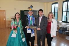 Das Prinzenpaar der 54. Saison des BKC Ihre Lieblichkeit Mandy die I. und seine Tollität Philipp der LIV sowie BKC Präsidentin Jacqueline Damus überreichen Bürgermeister Steffen Scheller den Schlüssel der Altstadt.