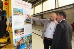 Maik Brandl von STRABAG Rail erklärte Steffen Scheller die eingesetzten Maschinen.
