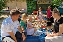 Oberbürgermeister Steffen Scheller hatte zur Freude der Kinder als Geschenk Malbücher und -kreide dabei.