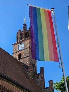 Die Regenbogenflagge am Rathaus.