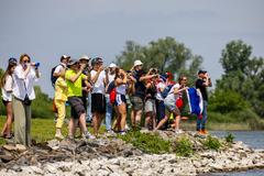 Zuschauer feuerten die Sportler vom Ufer aus an.