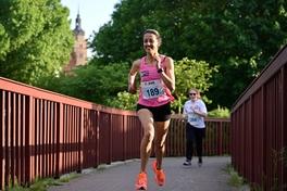 Läuferin auf der Brücke über die Näthewinde.