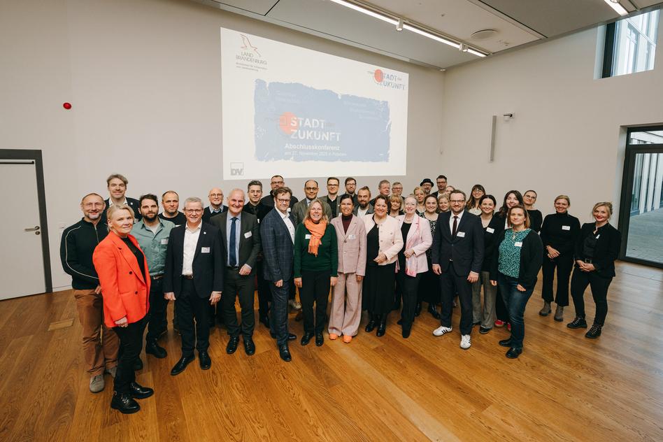 Gruppe aller Teilnehmenden an der Abschlusskonferenz