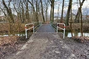 sanierte Radfahrbrücke über den Sandfurthgraben