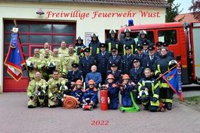 Feuerwehrleute vor dem Gerätehaus in Wust