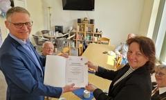 Dr. Georg Dybe von der Staatskanzlei überreichte den Göttiner Förderbescheid an Gabriele Philipp-Plagemann.
