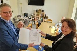 Dr. Georg Dybe von der Staatskanzlei überreichte den Göttiner Förderbescheid an Gabriele Philipp-Plagemann.