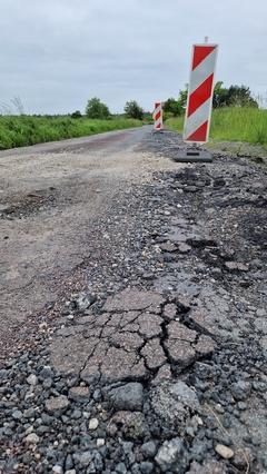 Der Straßenbelag löst sich an vielen Stellen auf.